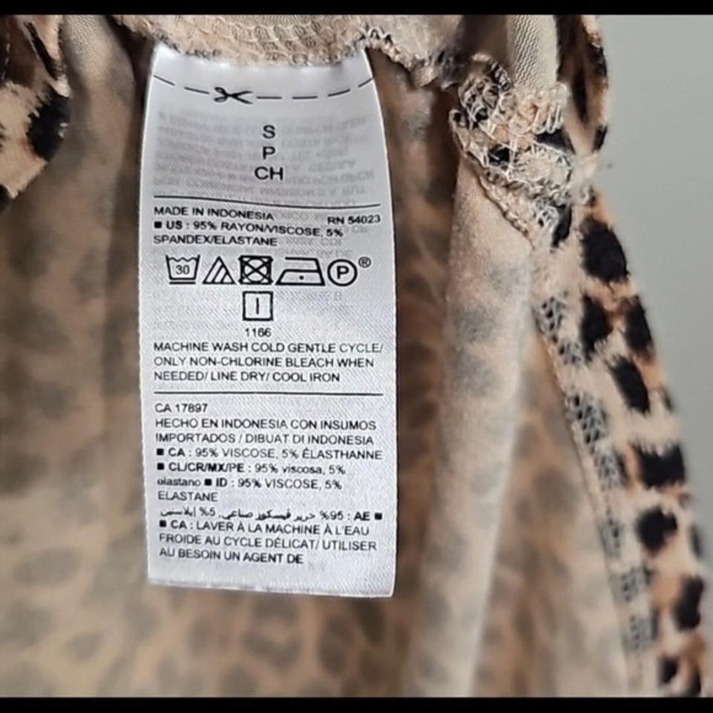Old Navy Leopard Shirt Top Flowy Animal Print V-neck Tee Size S EUC - Picture 4 of 5